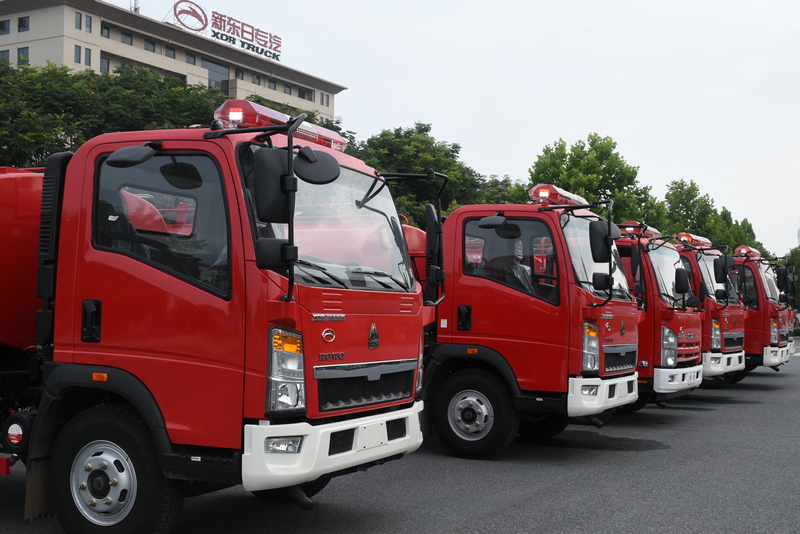 六輛重汽豪沃水罐灑水車 檢驗合格準備發(fā)車